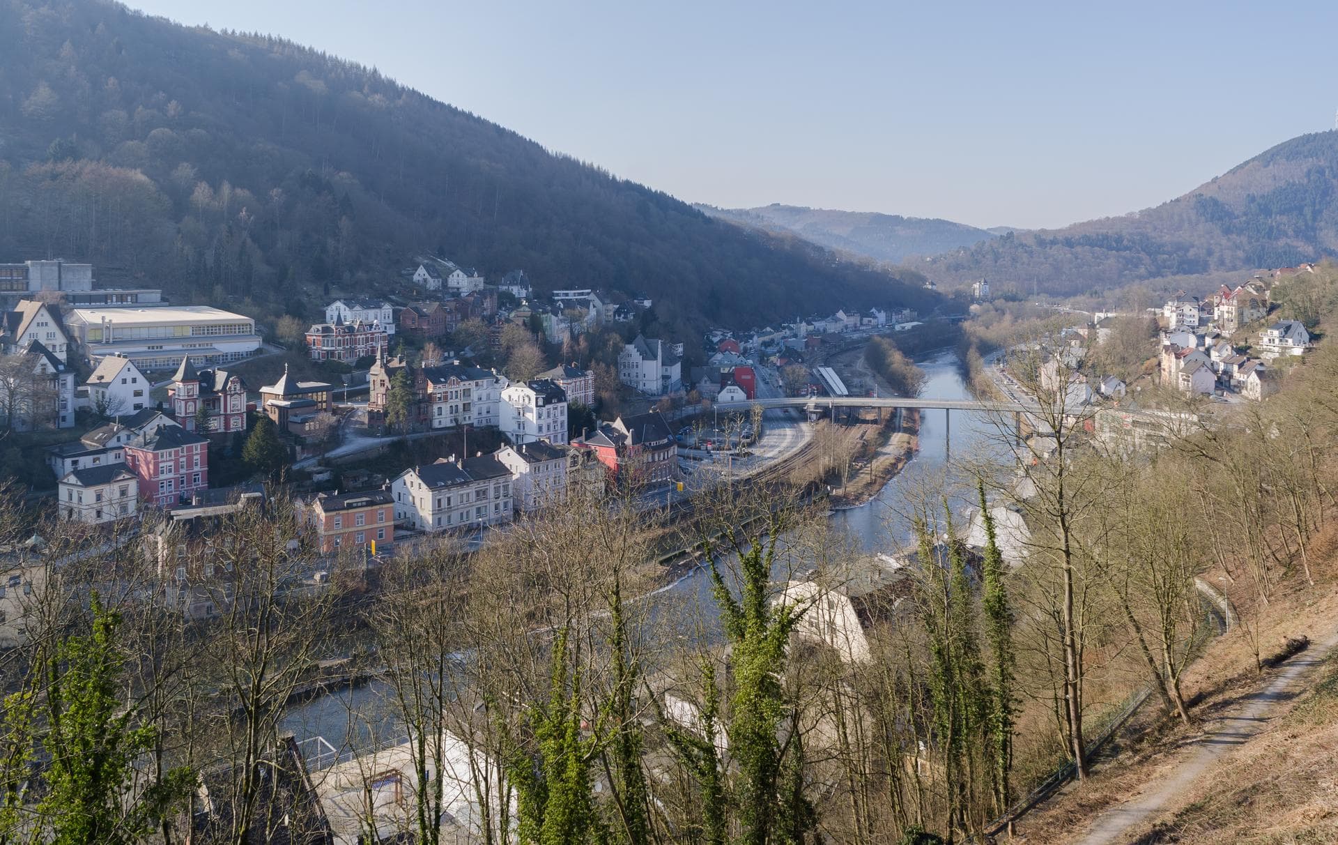 Blick von Burg Altena auf die Innenstadt mit historischer Bebauung und der Lenne