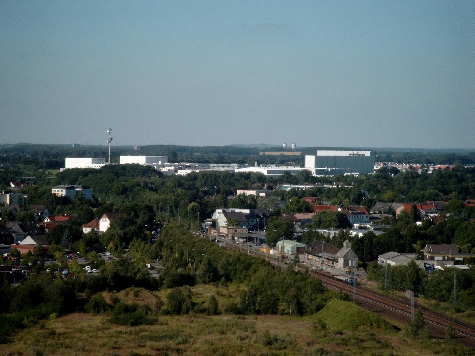 Blick vom ehemaligen Foerderturm ueber Boenen mit Bahnhof und Industriegebiet