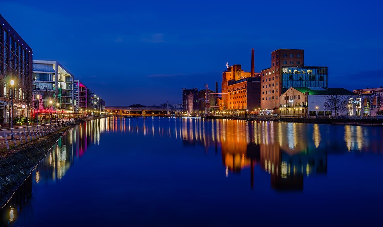 Hafen Duisburg - Innenhafen in der blauen Stunde, Hafenbecken und Bürogebäude im Zentrum