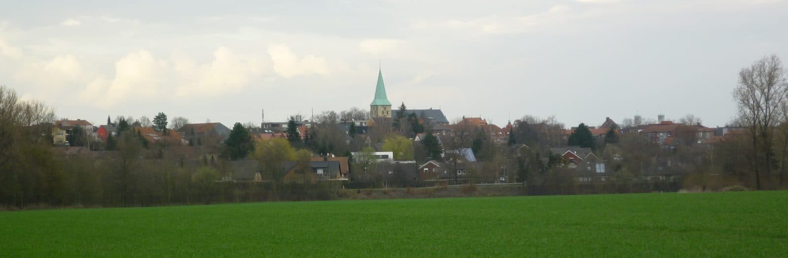 Panoramablick auf die Stadtsilhouette von Ennigerloh aus südöstlicher Richtung