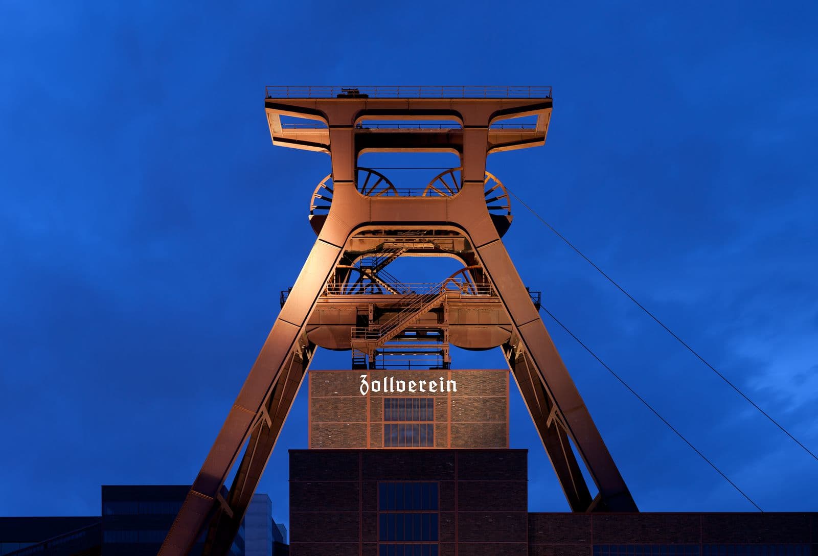 Zeche Zollverein in Essen zur Blauen Stunde, UNESCO-Welterbe und Wahrzeichen der Stadt