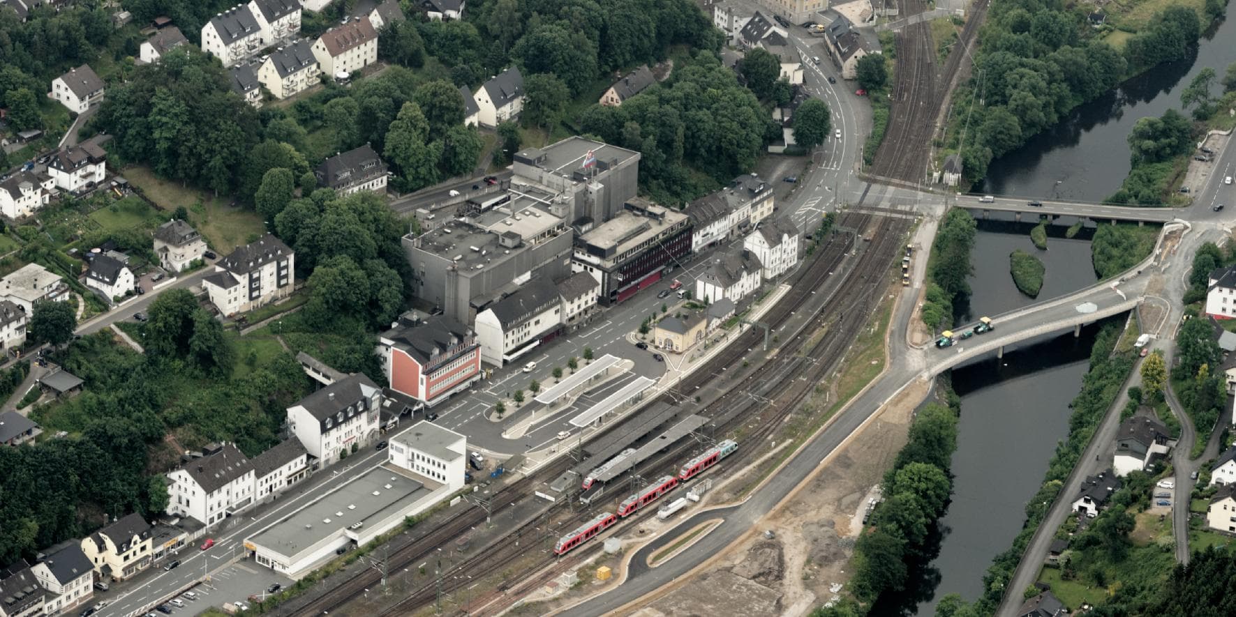 Luftansicht von Finnentrop mit Bahnhof und Ortsteil Metten im Lennetal