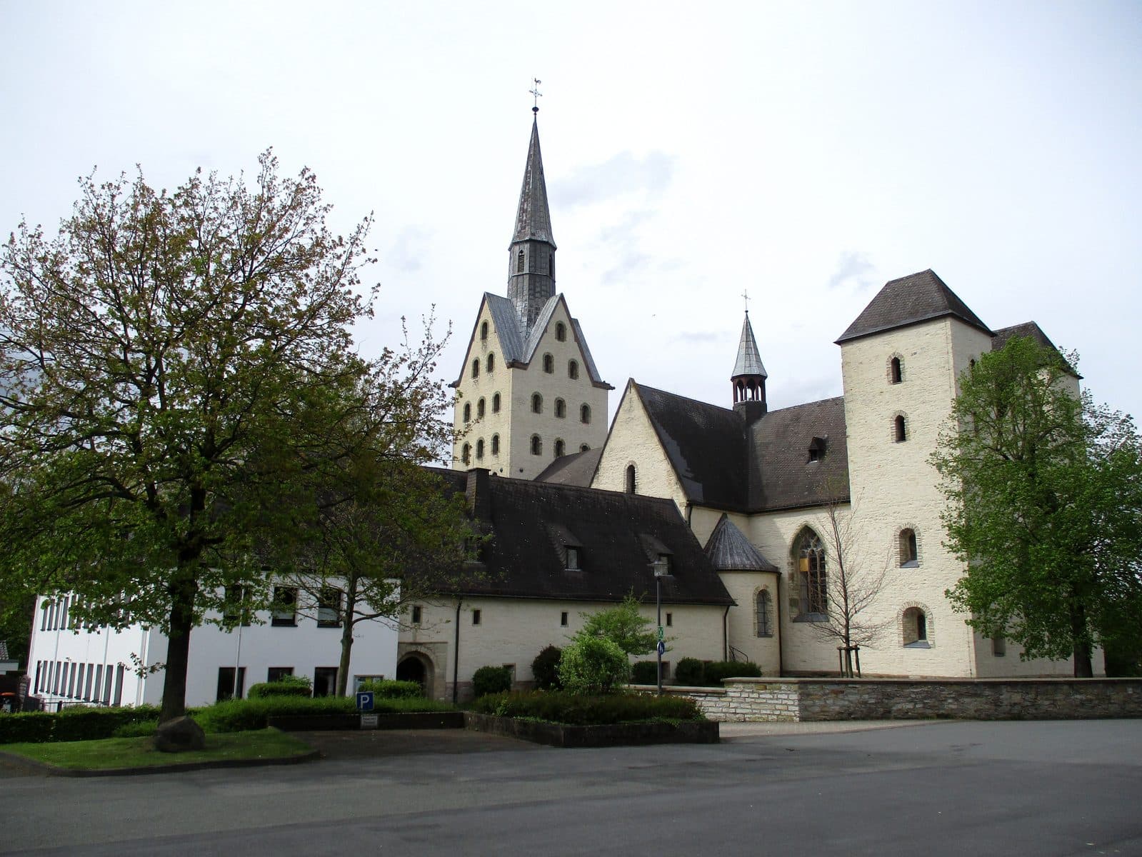 Ehemaliges Damenstift Geseke mit St. Cyriakus Kirche, Pfarrheim und Kindergarten