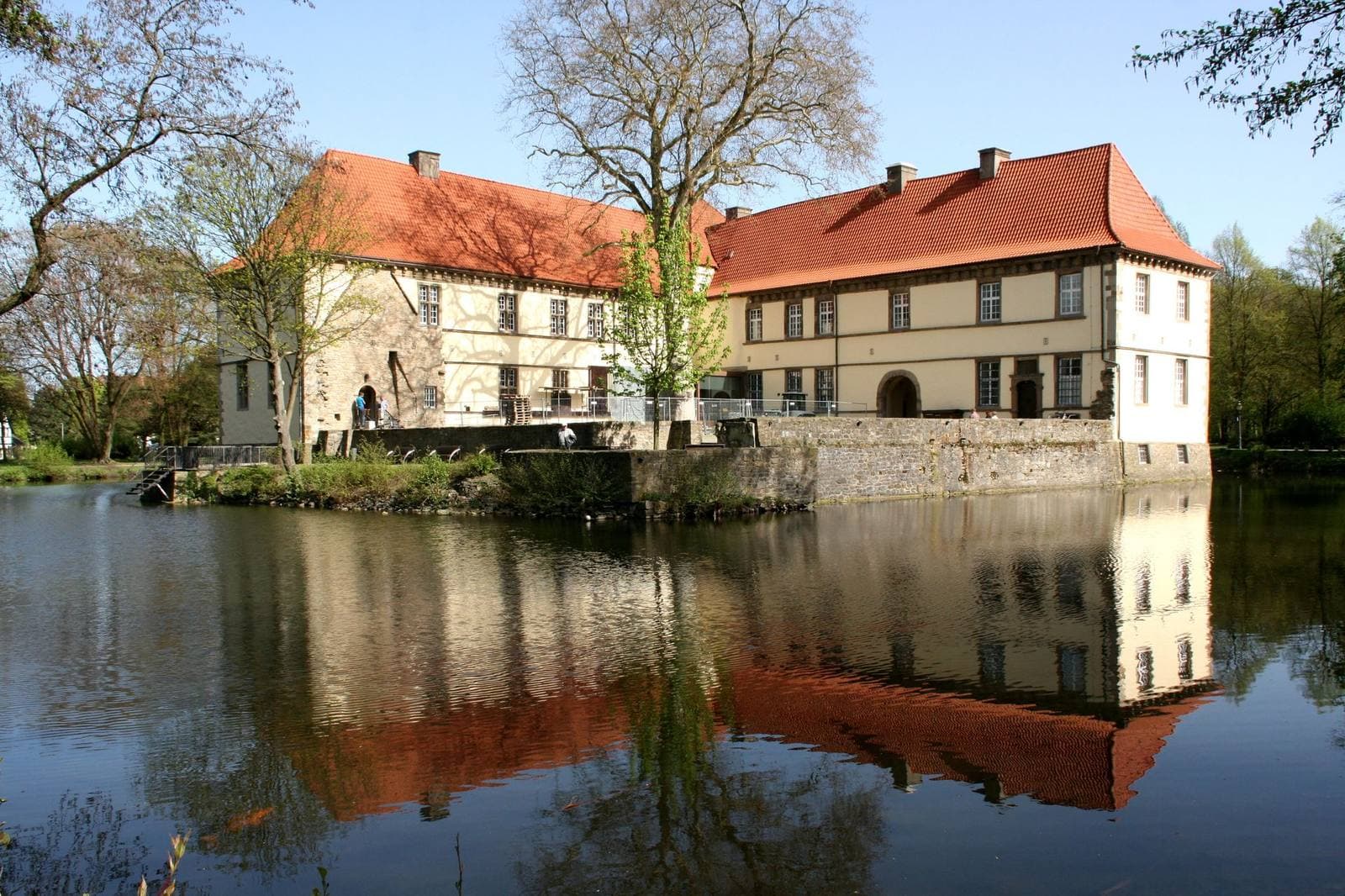Schloss Strünkede im Schlosspark Strünkede in Herne, Wasserschloss aus dem 13. Jahrhundert
