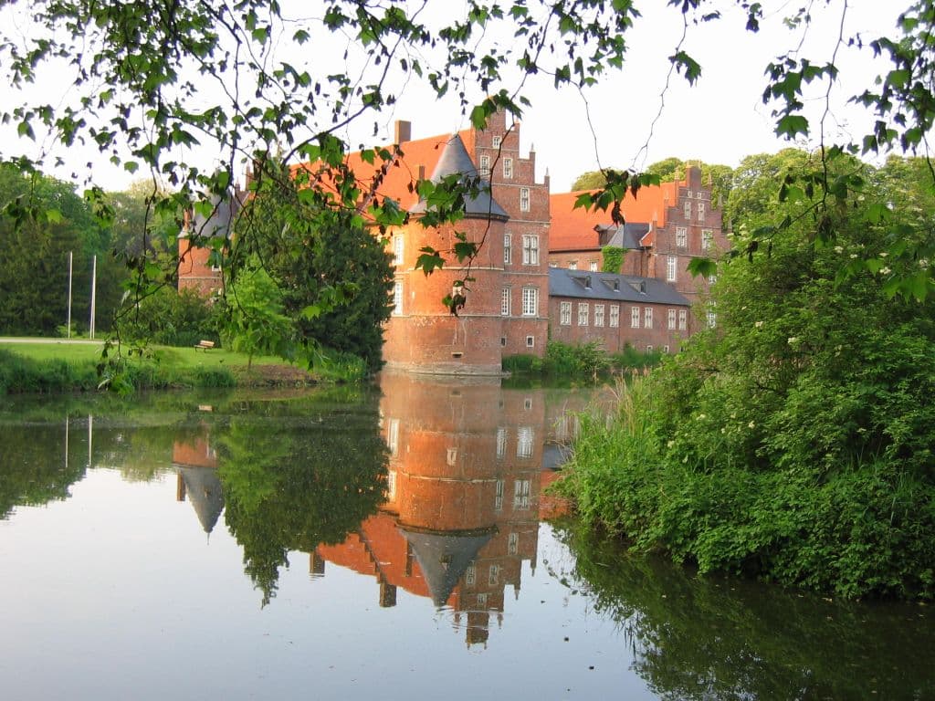 Wasserschloss Herten im Schlosspark, weiß verputzter Herrensitz mit Turm und Wassergraben