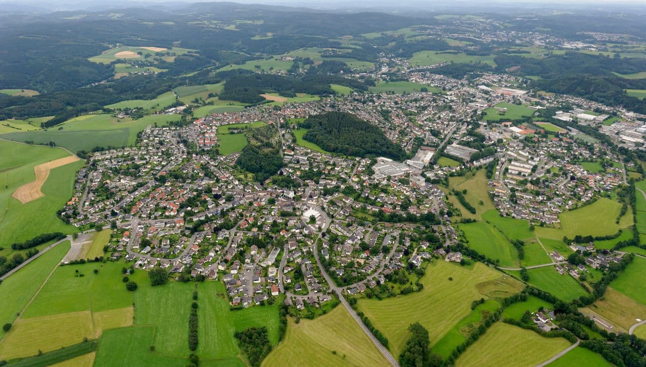 Luftbild der Kernstadt von Kierspe im Maerkischen Kreis