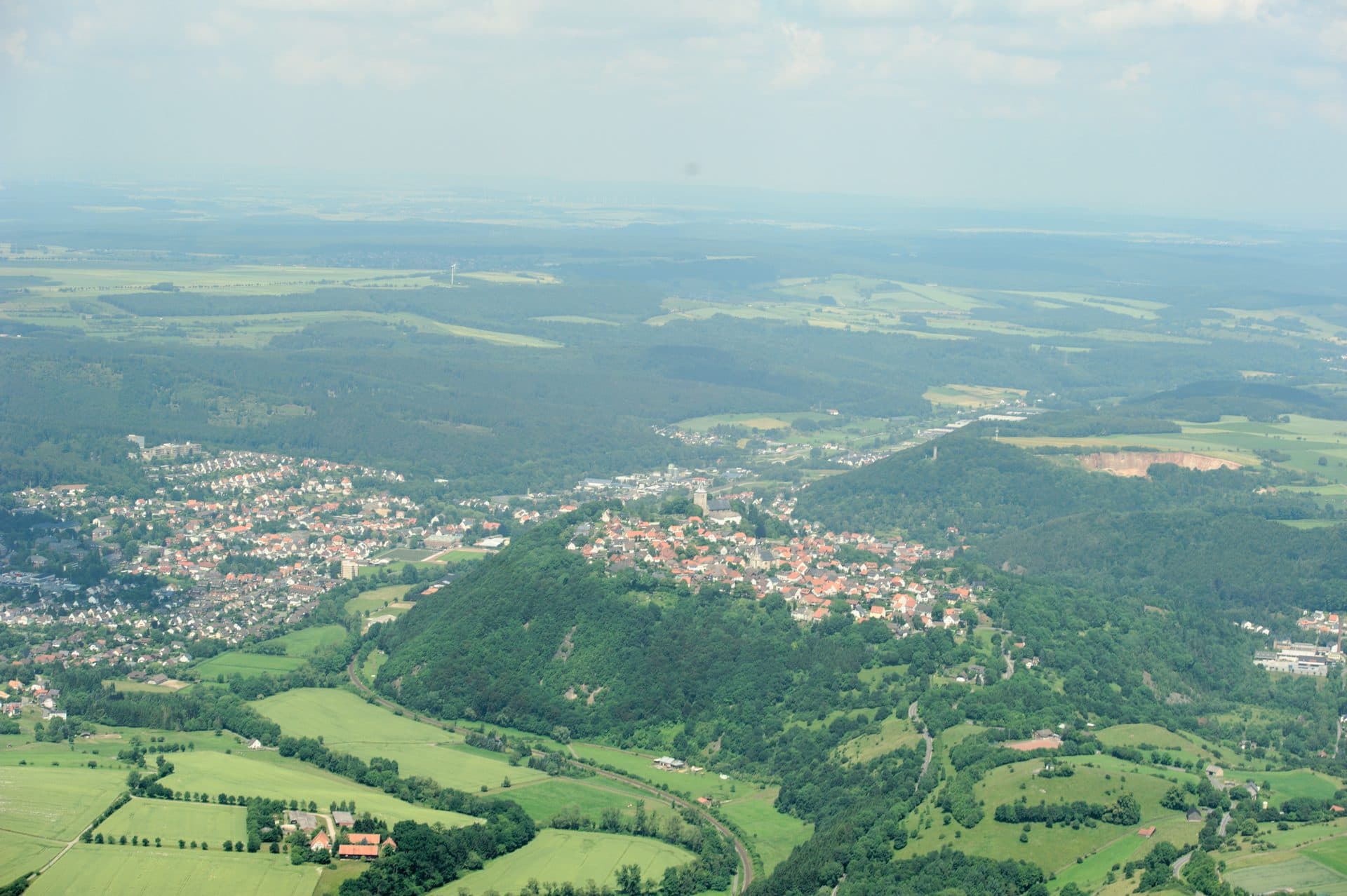 Luftbild von Marsberg: Niedermarsberg im Diemeltal mit Bahnhof, dahinter Obermarsberg auf dem Bergrücken