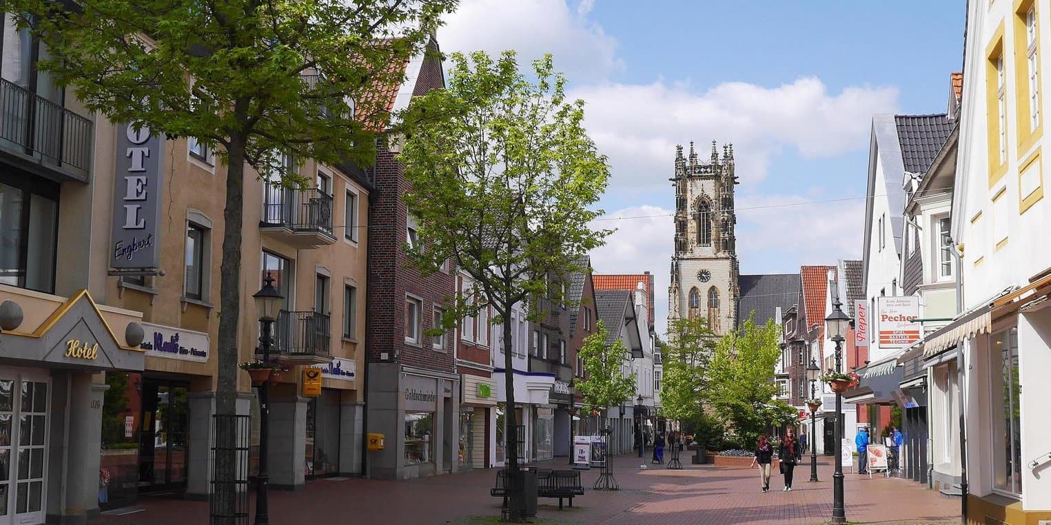 Lange Straße in Oelde mit Blick auf die St.-Johannes-Kirche
