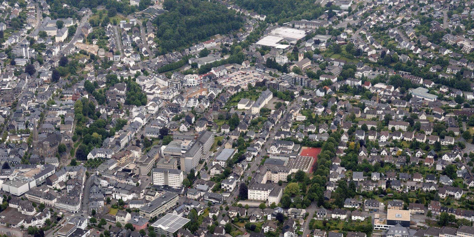 Luftbild des Olper Stadtzentrums im Sauerland mit Biggetal und umgebendem Hügelland