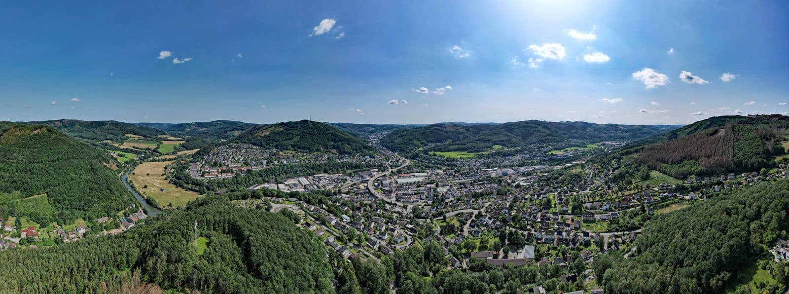 Ortsteil Eiringhausen mit Blick auf die Innenstadt von Plettenberg im Märkischen Kreis