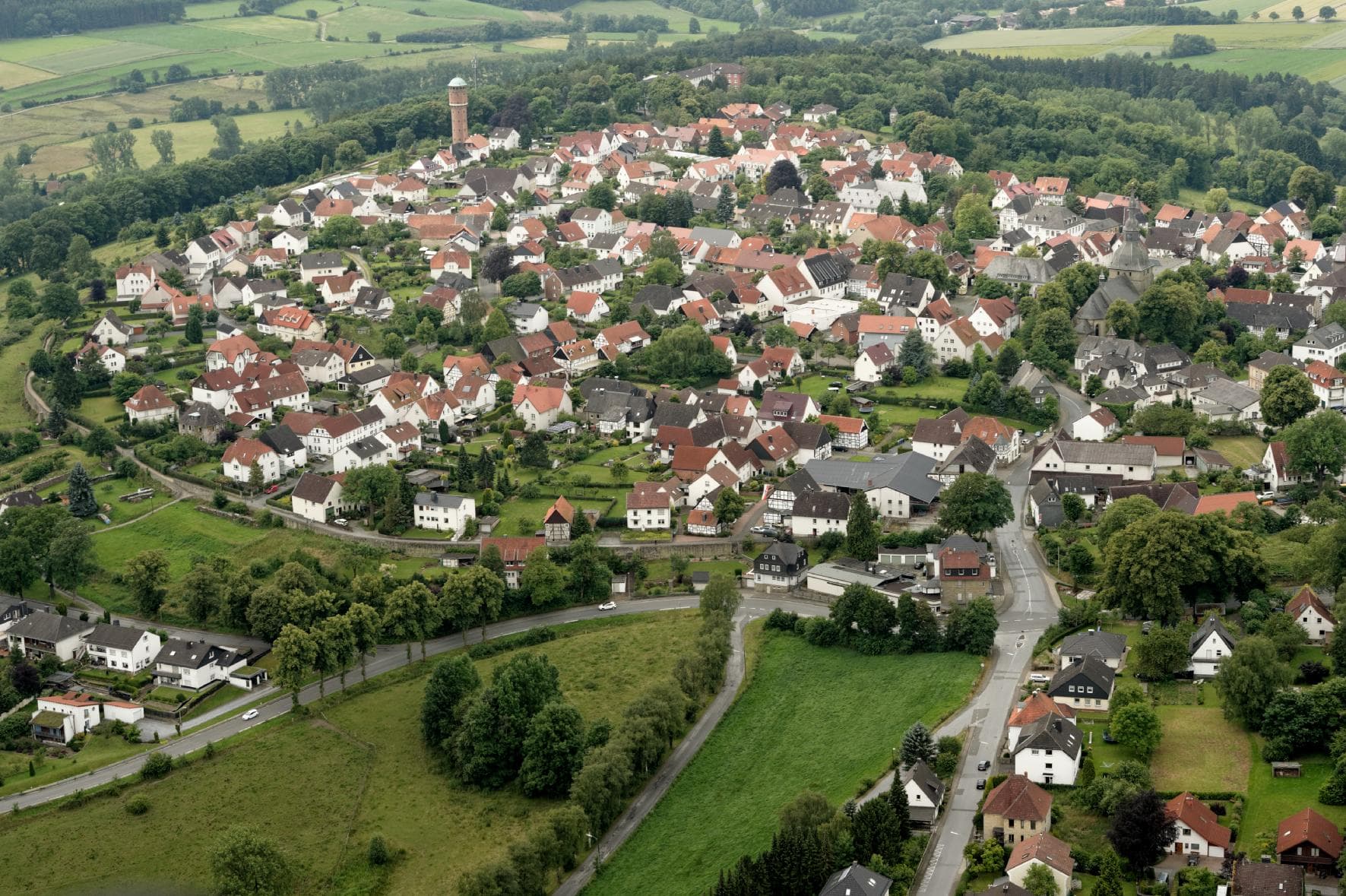 Historischer Ortskern von Rüthen mit Stadtmauer, Luftaufnahme