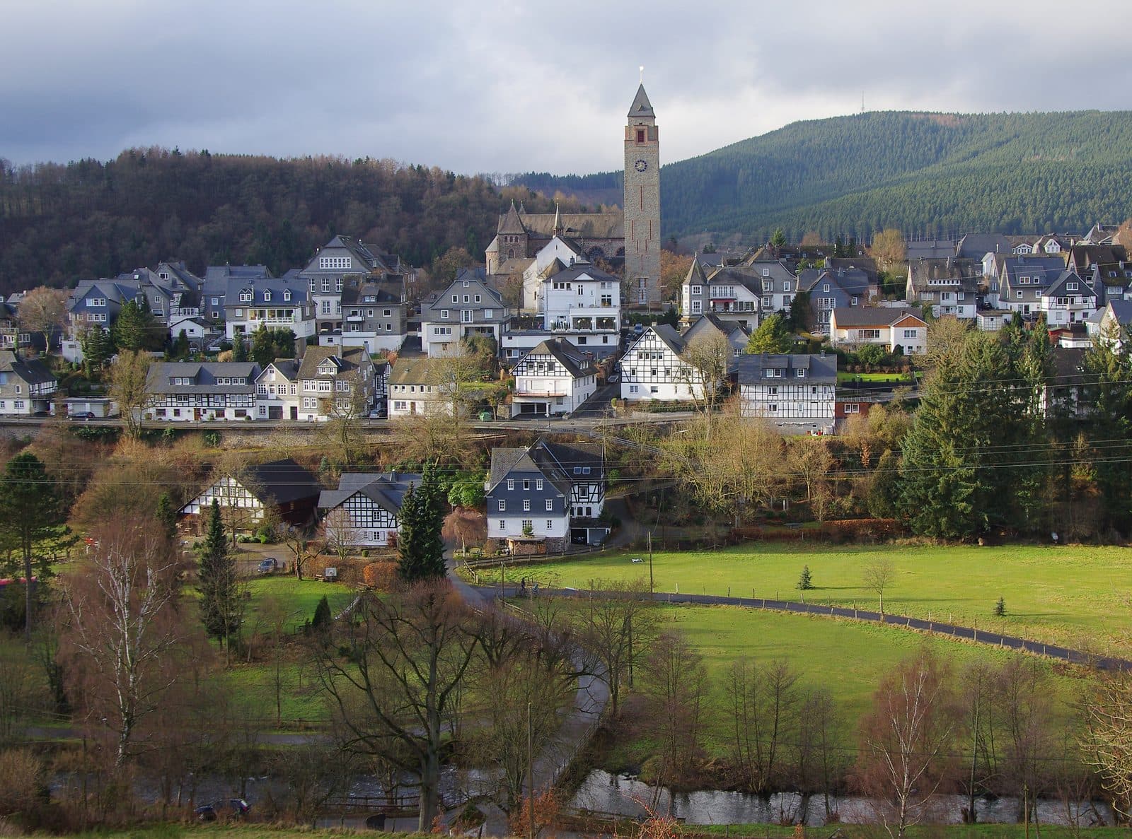 Altstadt von Schmallenberg mit der Kirche St. Alexander, Blick vom Ahberg