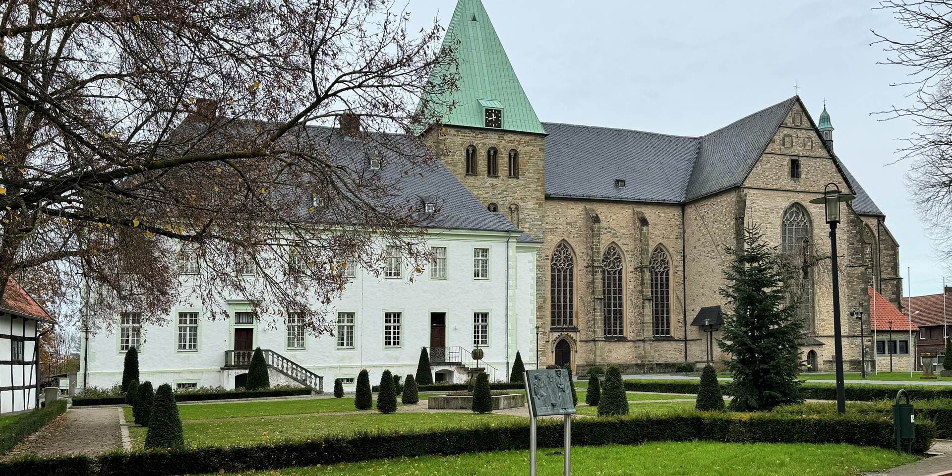 Südflügel der Abtei Liesborn mit Klosterkirche