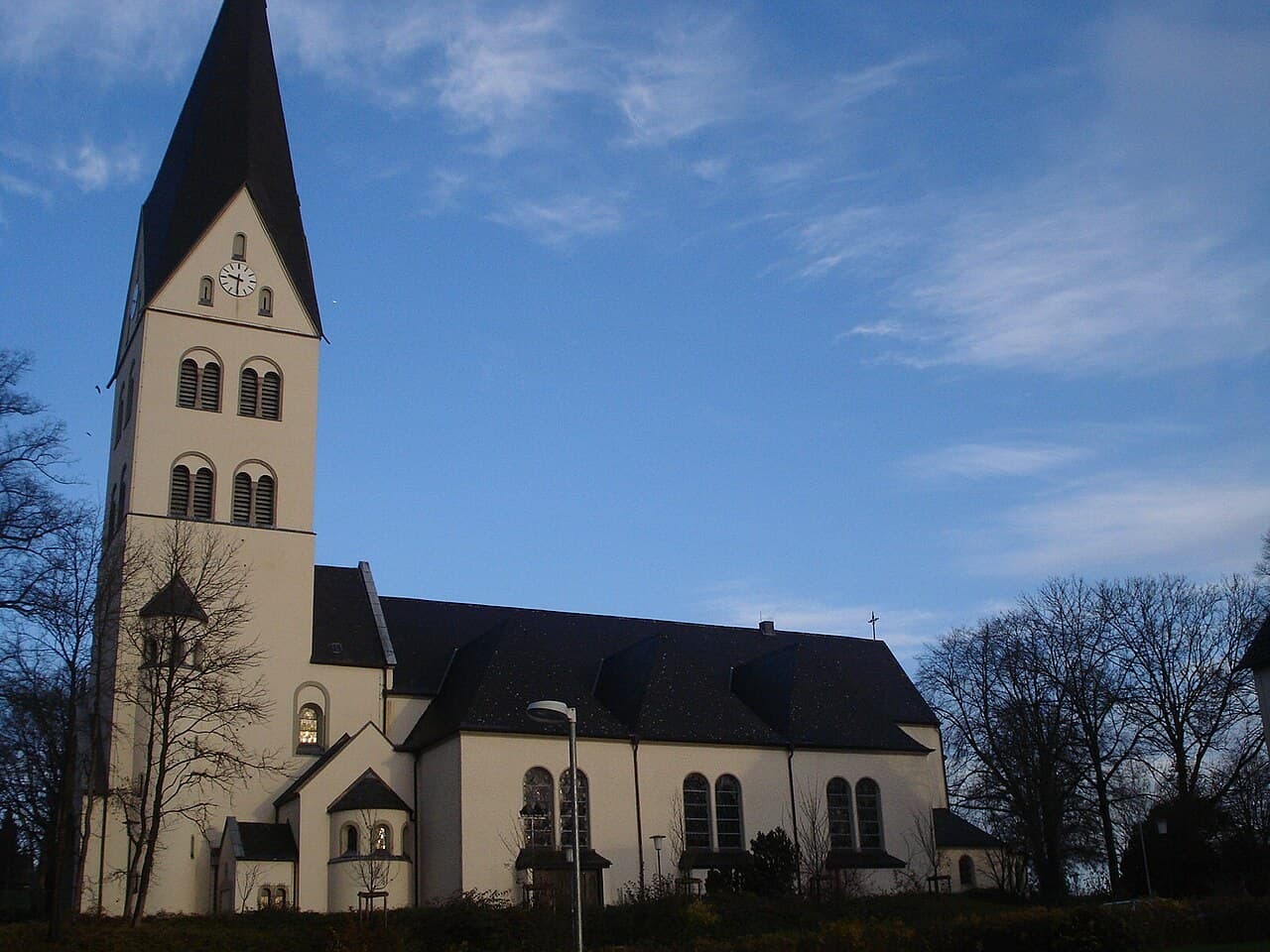 Gesamtansicht der Kirche St. Antonius von Padua in Wickede (Ruhr)