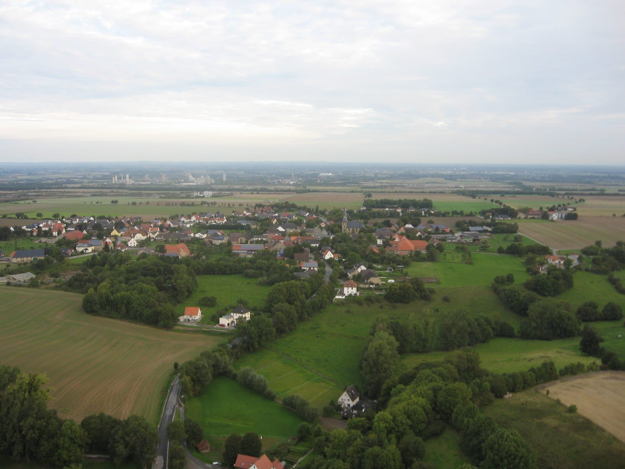 Luftaufnahme des Ortsteils Berge bei Anröchte von Suedosten