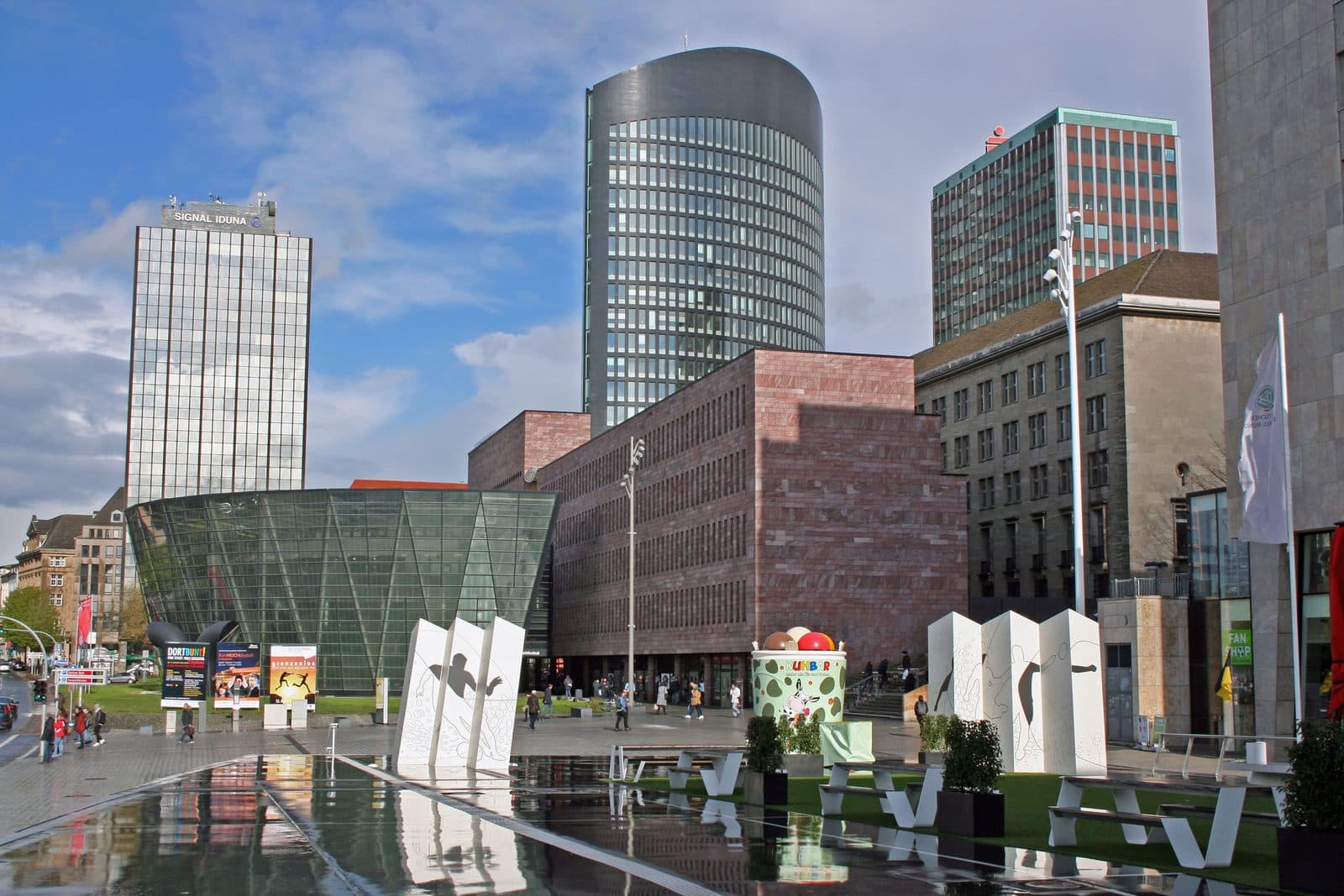 Platz der Deutschen Einheit in Dortmund mit Hochhaussilhouette
