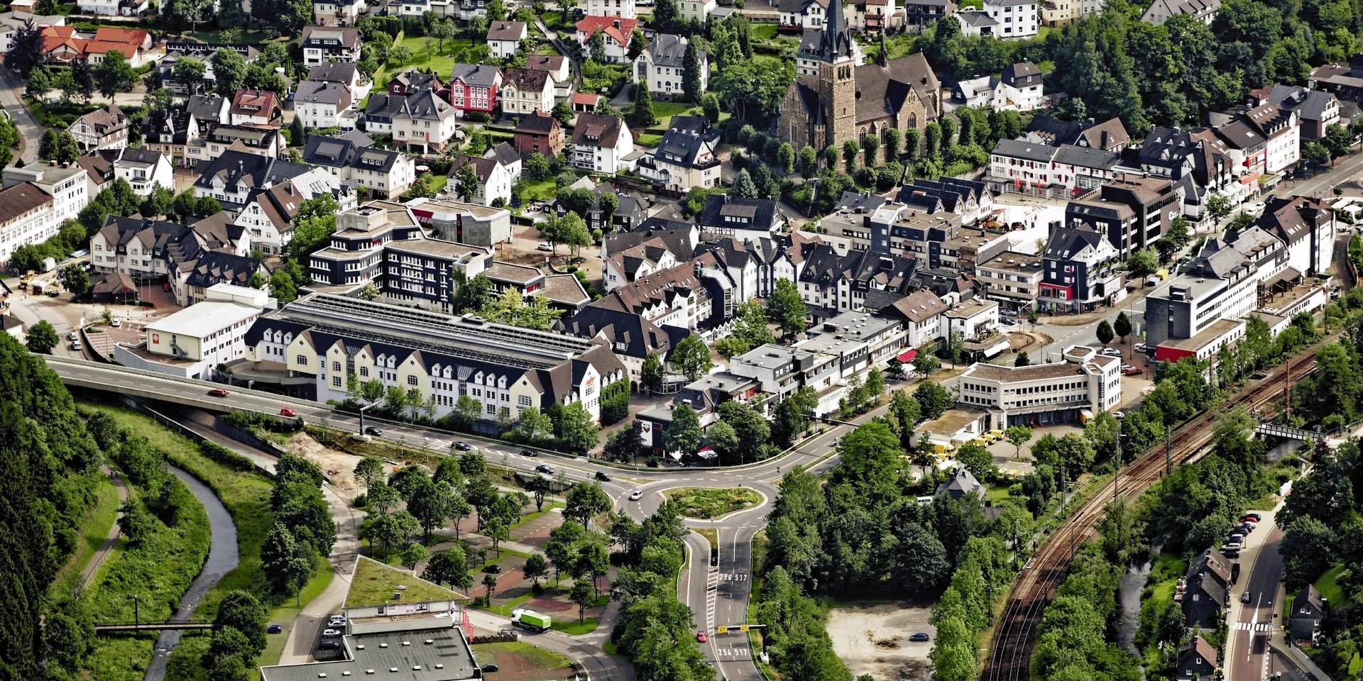 Luftbild von Lennestadt-Altenhundem mit Lenne, Ruhr-Sieg-Strecke und Pfarrkirche St. Agatha