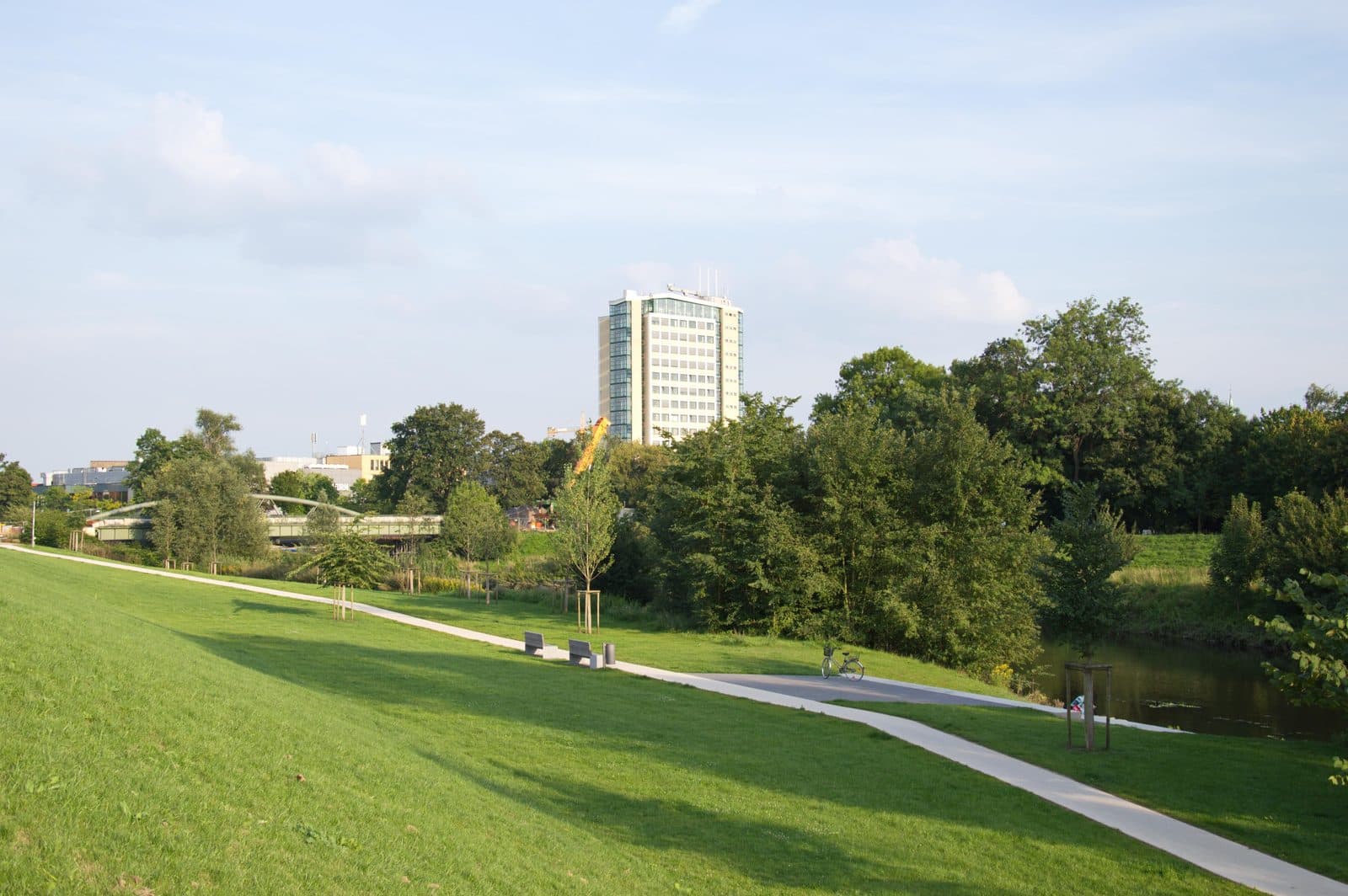 Flusspark an der Lippe in Lünen mit Blick zur Salford-Brücke und zum Rathaus