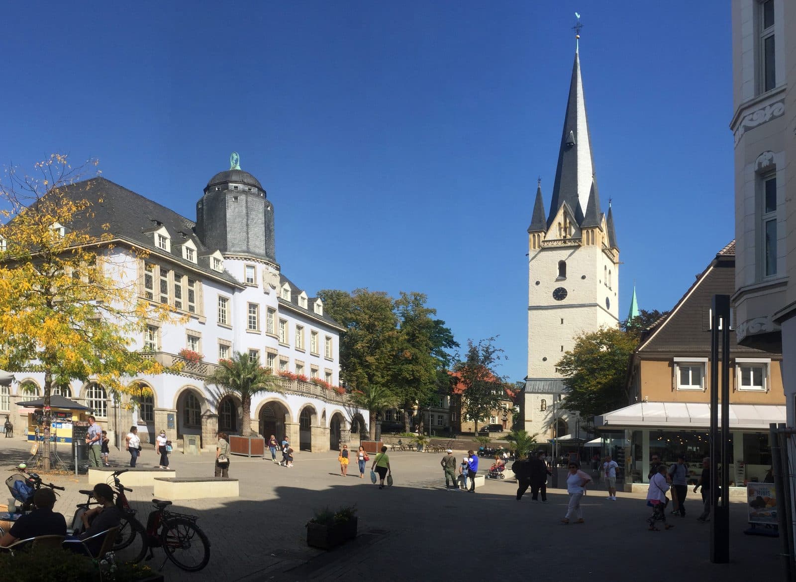 Blick auf den Marktplatz von Menden mit dem historischen Alten Rathaus und der Pfarrkirche St. Vincenz