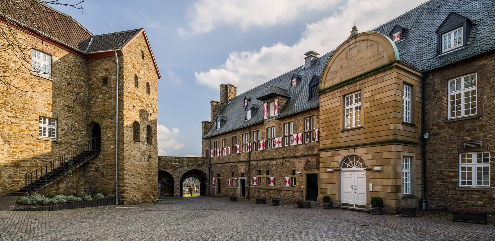 Schloss Broich in Mülheim an der Ruhr, historische Burganlage und Wahrzeichen der Stadt