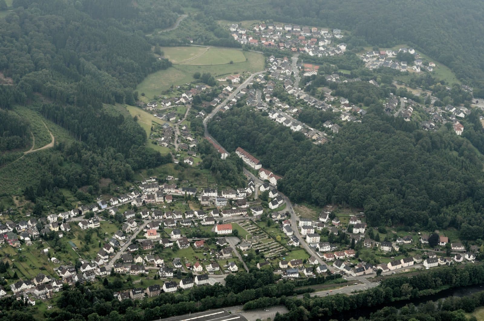 Luftaufnahme des Ortsteils Einsal in Nachrodt-Wiblingwerde mit Lennetal und Ruhr-Sieg-Strecke