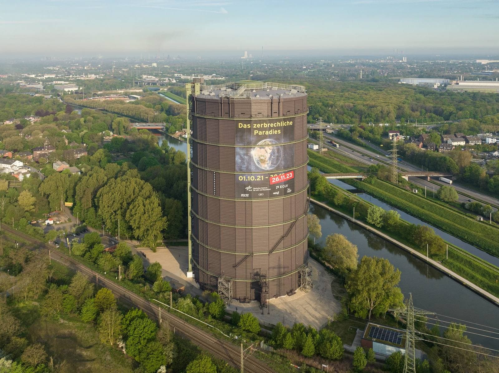 Gasometer Oberhausen, Wahrzeichen der Stadt und ehemaliger Gasbehälter, heute Ausstellungshaus