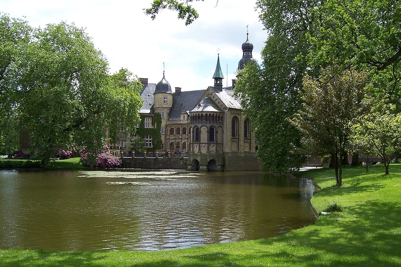 Schloss Darfeld in Rosendahl, Wasserschloss mit Schlosskapelle und Südfügel