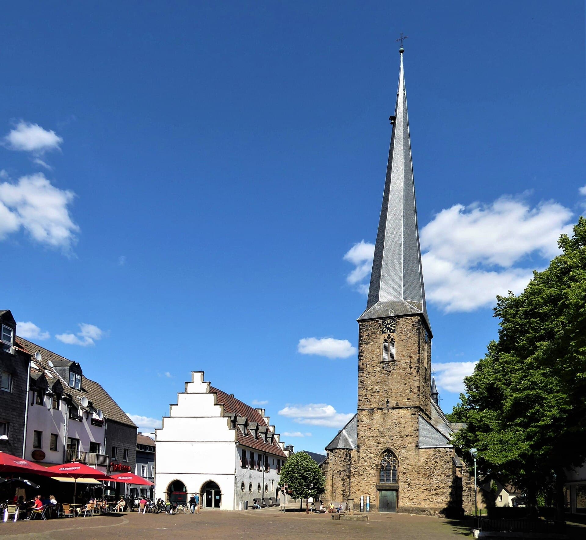 St.-Viktor-Kirche mit dem markanten, nach Westen geneigten Turmhelm und das Alte Rathaus mit Treppengiebel am Markt in Schwerte
