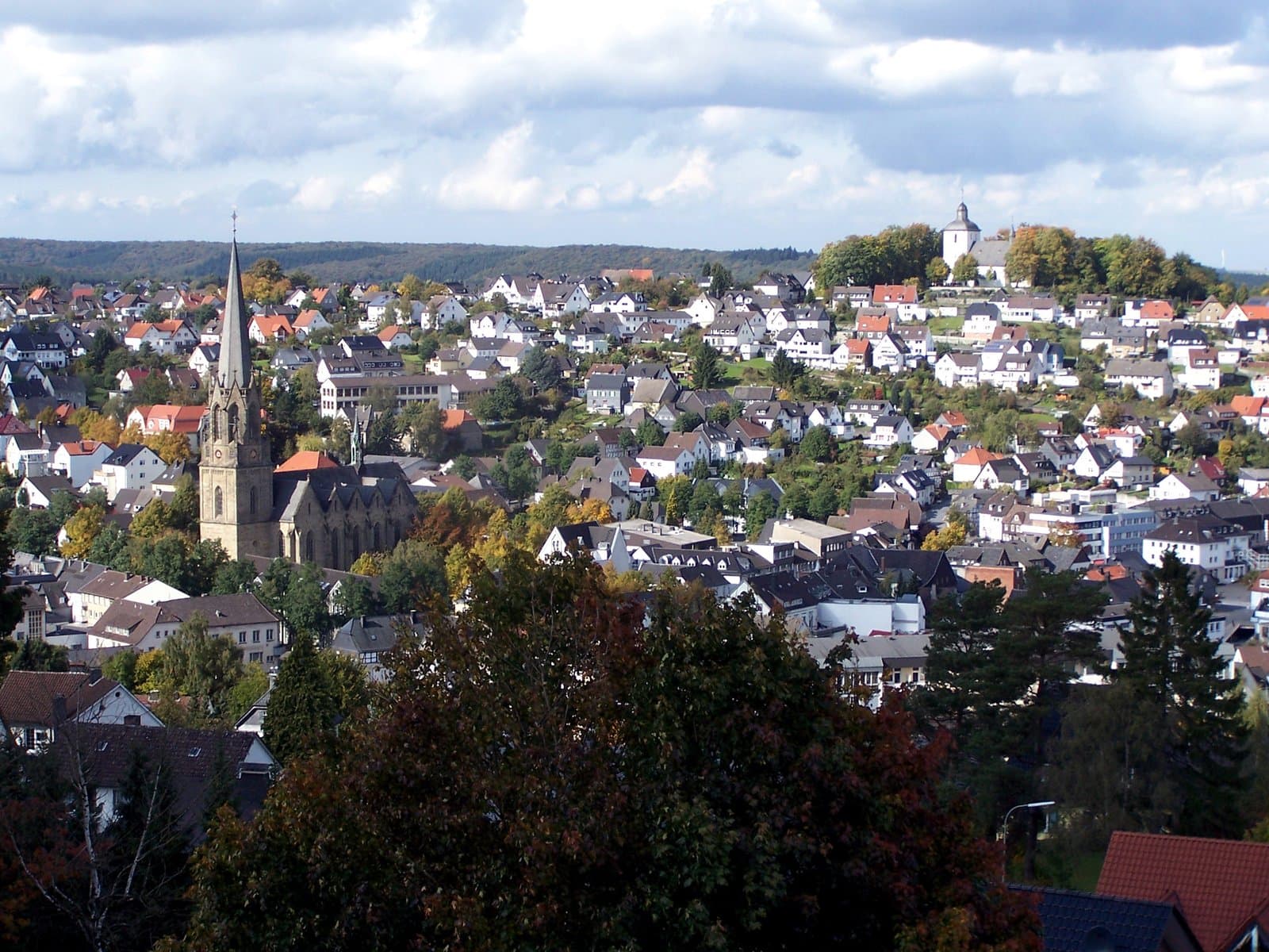 Blick auf Warstein vom Piusberg mit Stadtkern und St.-Pankratius-Kirche sowie der Alten Kirche am Stadtberg