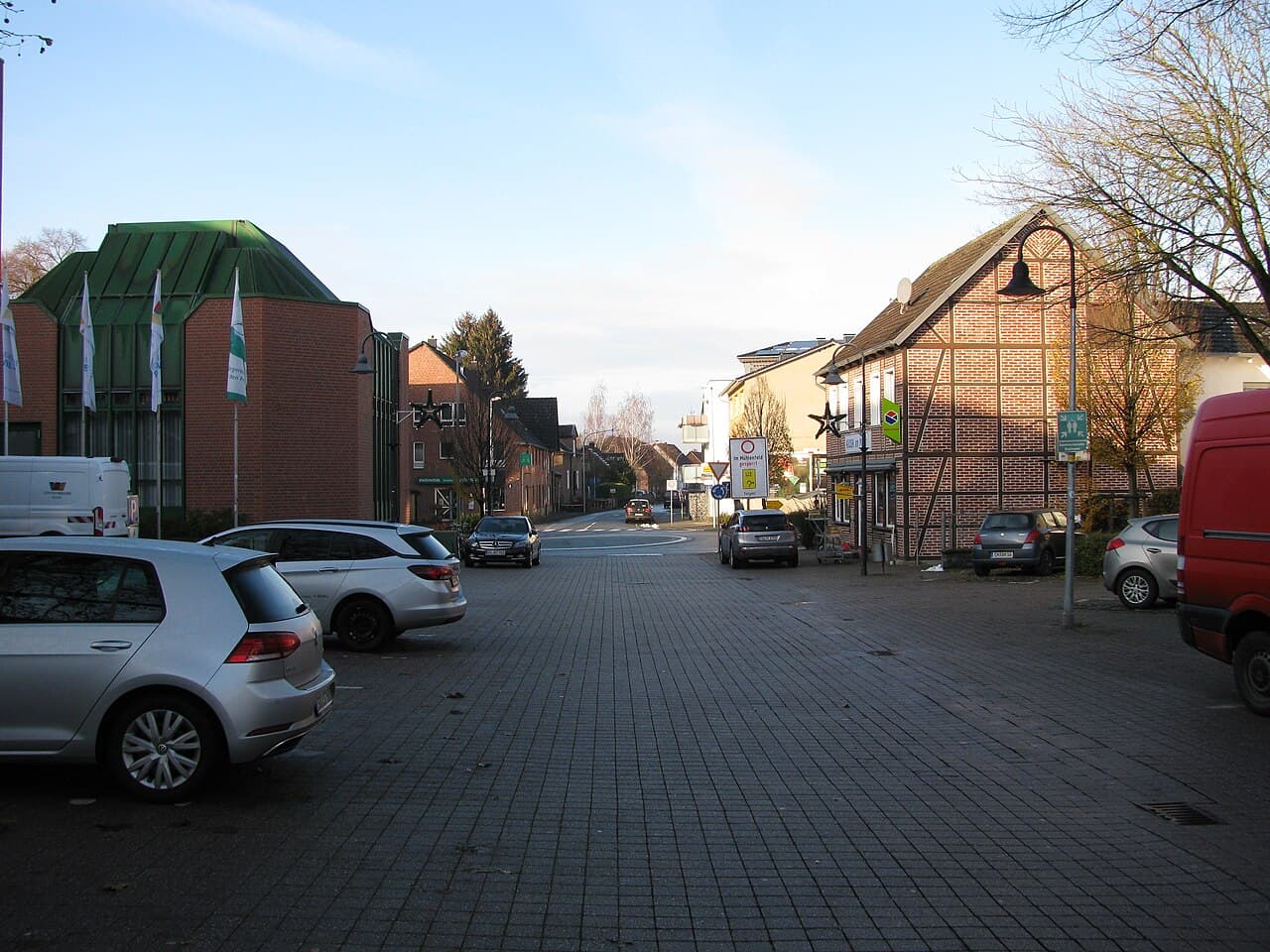 Straße Am Markt in Welver mit Blick zum Kreisel Bahnhofstraße